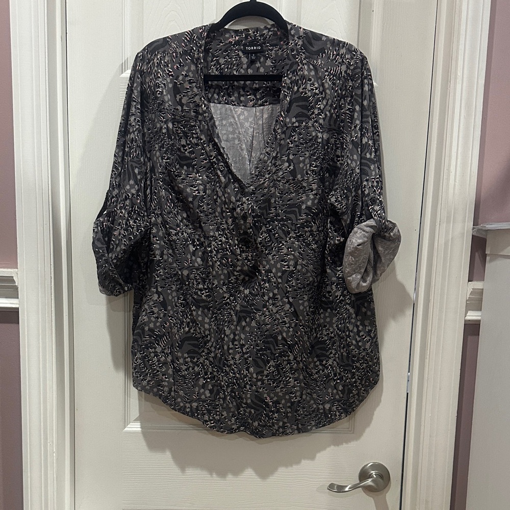 Chic Black Patterned Blouse - image 1
